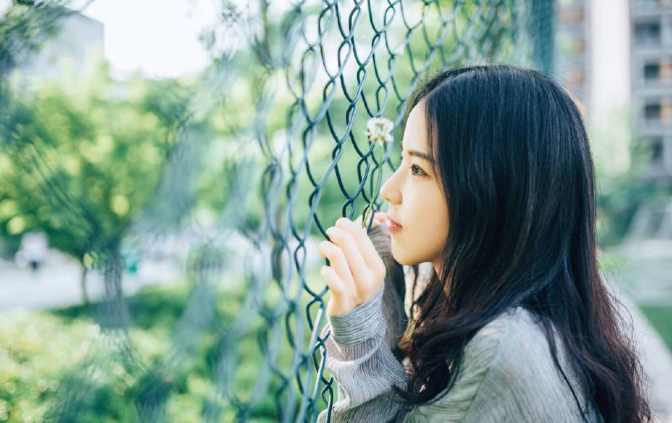 看着小乔松了口气的神色，吕布淡然道：“放心，若真是我做的，我也不屑在这种事情上撒谎，另外，记住你的身份，就算是妾，你也是我的女人，心里怎么想我不管，但你不该将这些愚蠢的表情给我表现出来，若非看在腹中孩儿的份上，单是这一点，就可以让你生不如死！莫要以为，这两年对你好了，就可以在我面前恃宠而骄！”